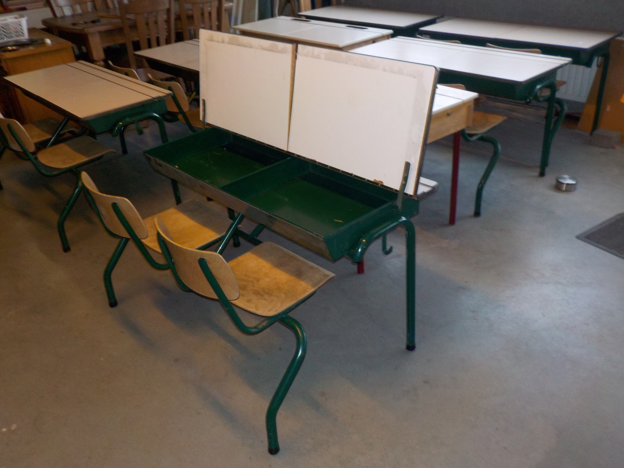 Dubbele schoolbankjes in goede staat OPRUIMPRIJS 25 euro