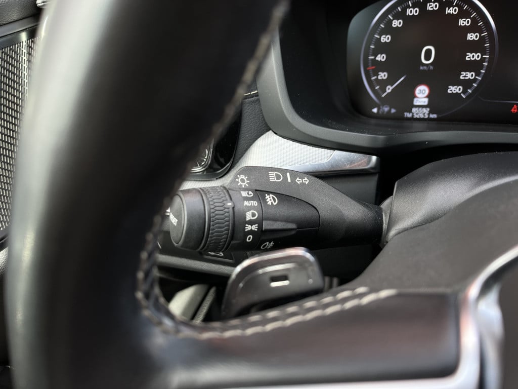 Volvo S60 2.0 t5 r-design | pano | pilot assist | head-up | carplay | stuur
