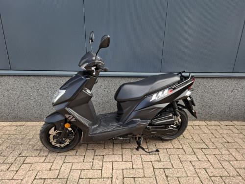 SYM Orbit III zwart 45 km/h met fabrieksgarantie