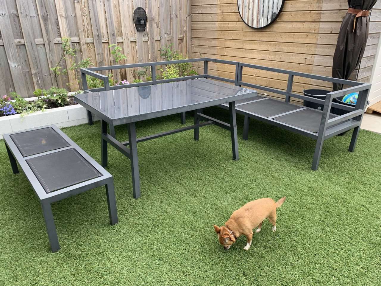 Lounge set Alminium grijs met kussens en hoge tafel en bankje.