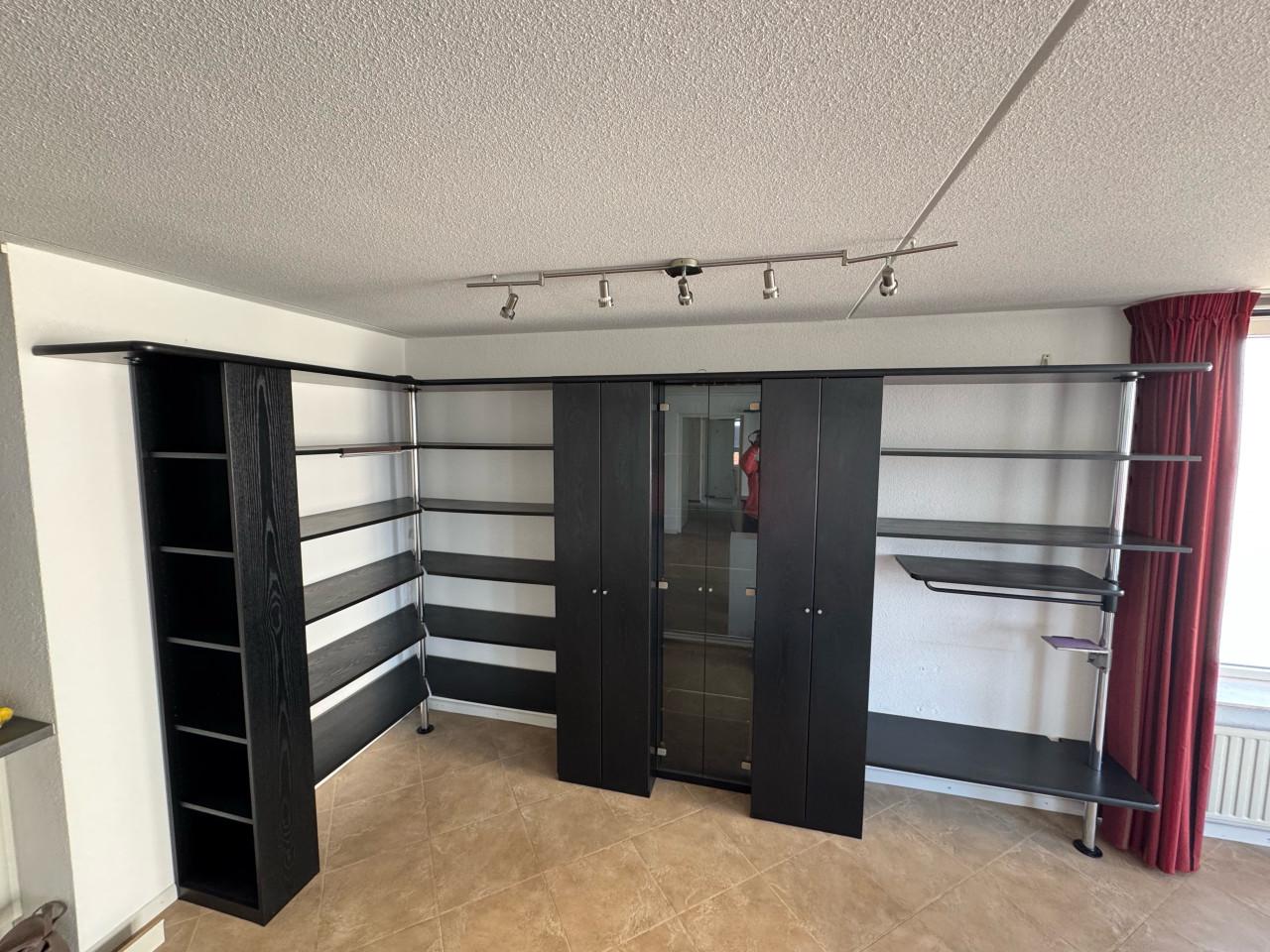 Set van mooi houten wandmeubel + tv-ombouwkast met veel planken