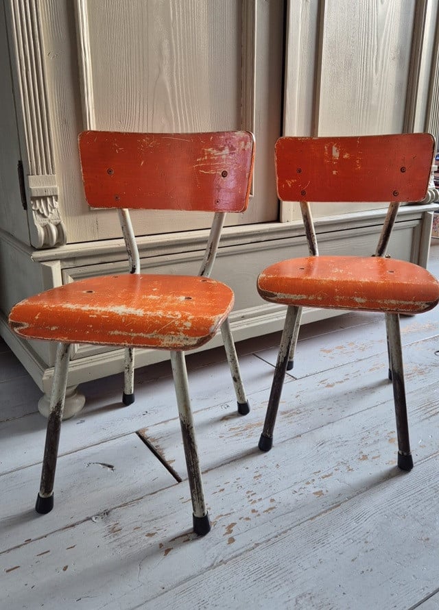Twee oude schoolstoeltjes