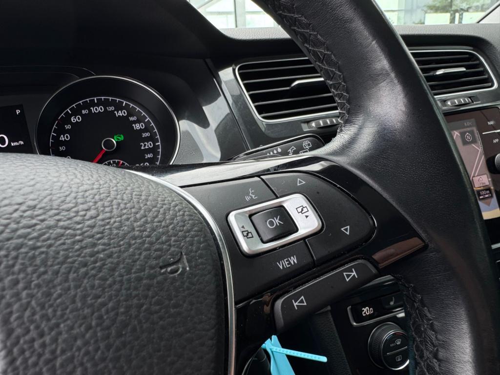 Volkswagen Golf 1.0 tsi * panoramadak * camera * navigatie * massage stoel