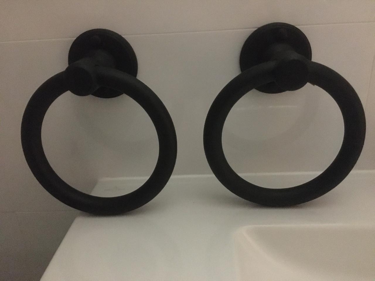 Twee mooie houten handdoekringen Diameter ring 20 cm.