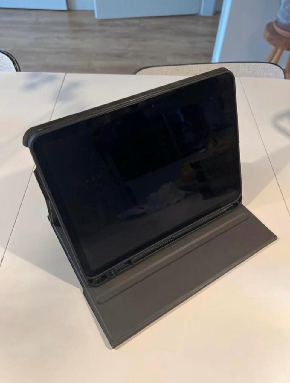 IPad Air 5 (2022) 64GB Spacegrijs + Hoes & Toetsenbord