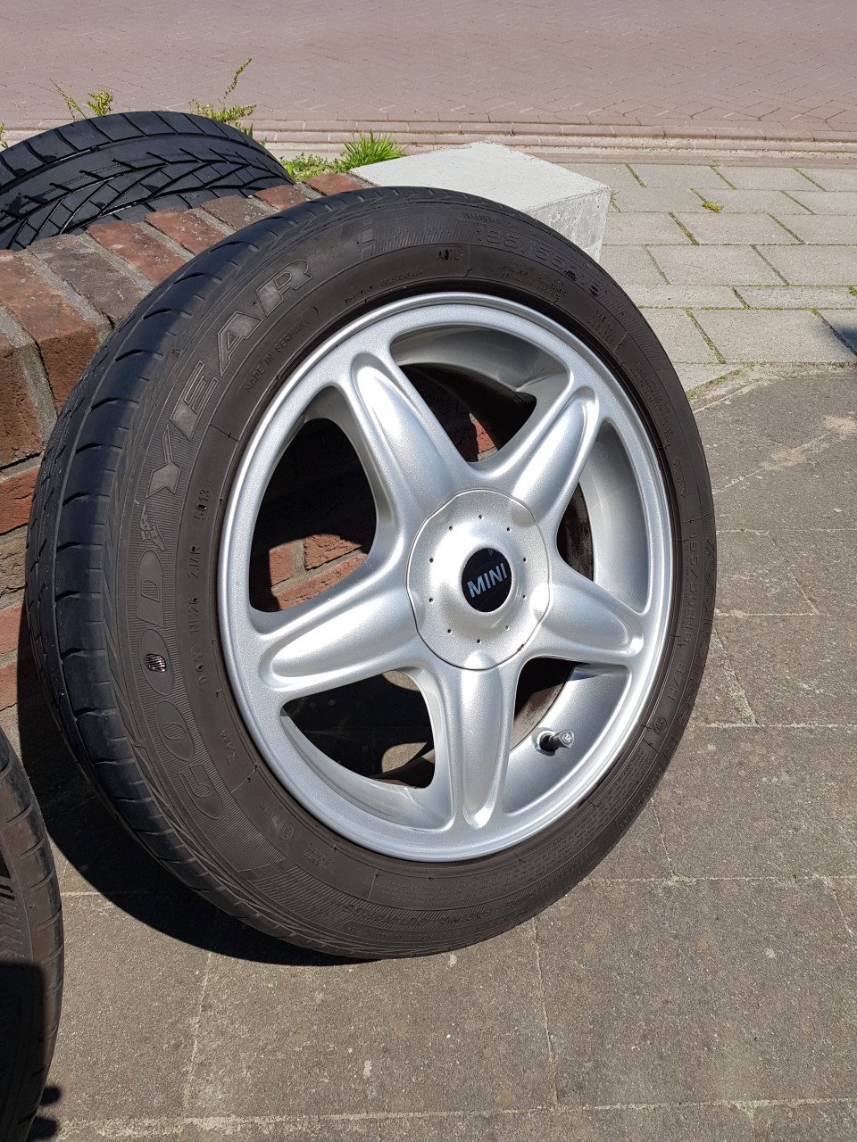 Originele 16 inch Mini velgen met Good Year banden