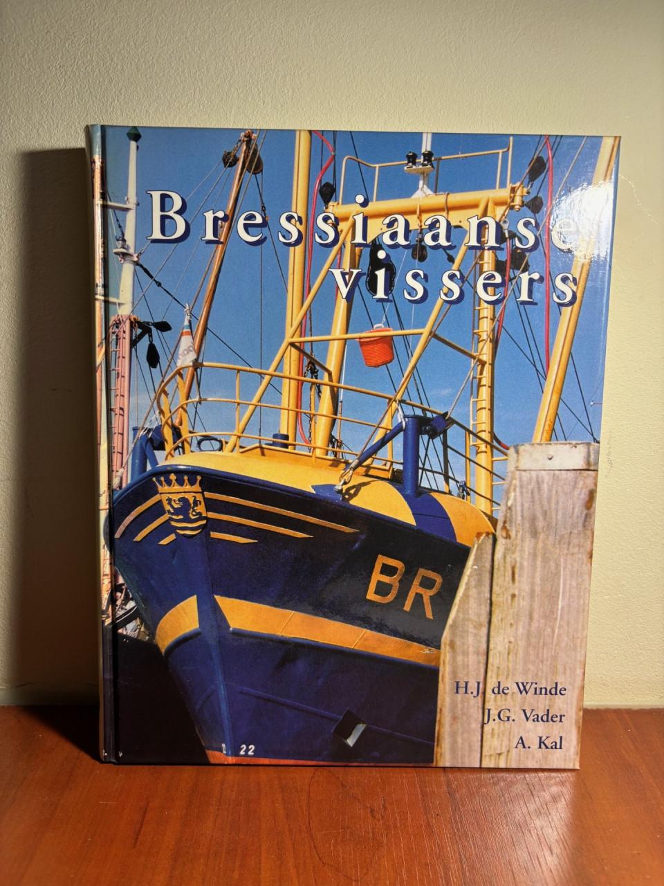 Het boek Bresssiaanse vissers door H.J. de Winde, J.G. Vader en A. Kal.