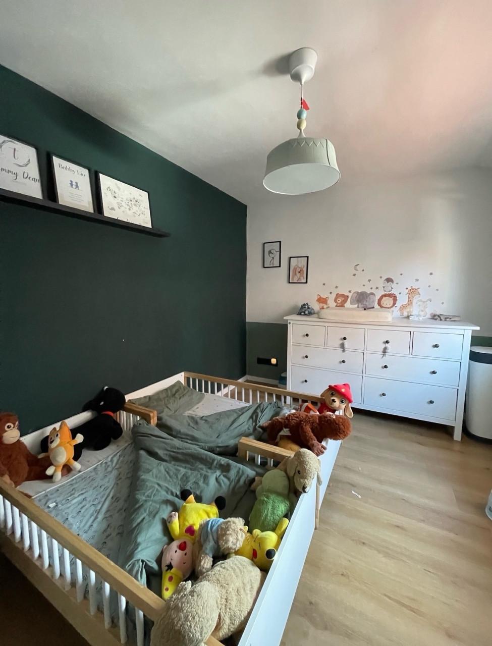 2x Petit Amélie peuterbedjes inclusief matrassen dekbedden en beddengoed 🤎