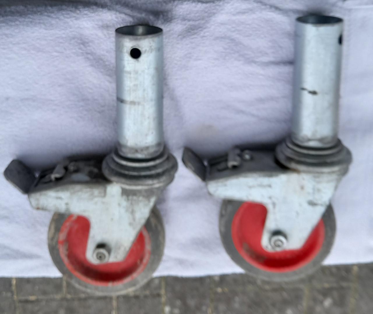 Wielen voor een bouwhek.