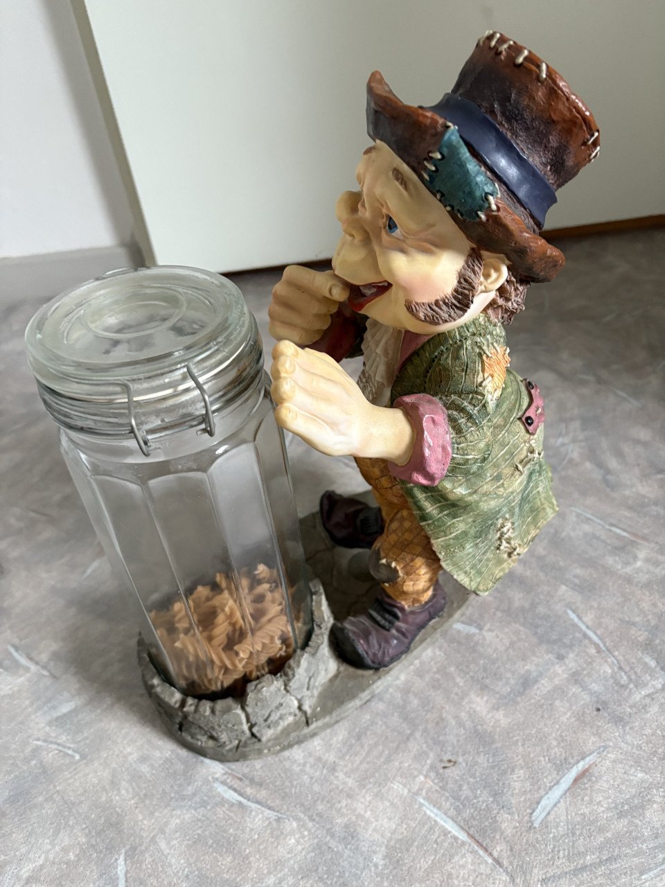 Groot Laaf beeld met glazen pot