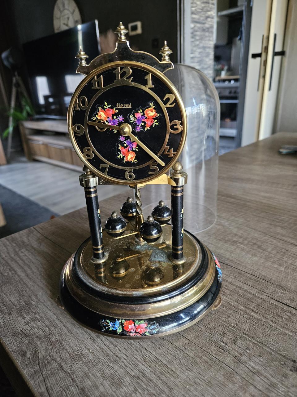 Mooie duitse Hermle torsie/stolpklok met kleurrijke bloemen