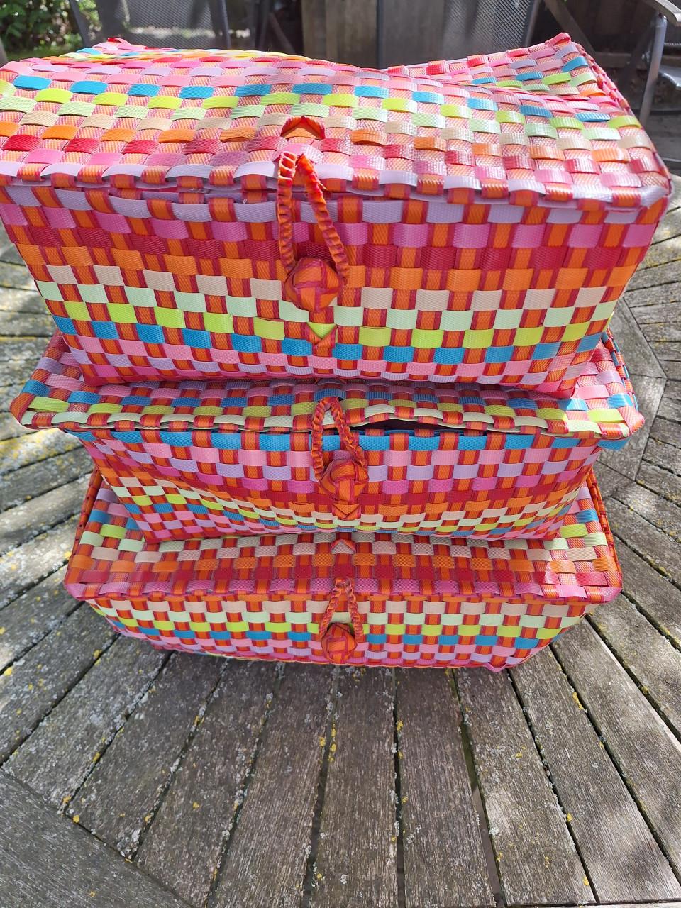 Leuke vrolijk kleurde set opbergmanden.
