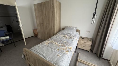 Slaapkamer: elektrisch seniorenbed (incl matras), kledingkast + nachtkastje