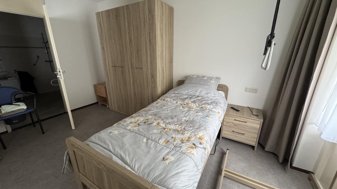 Slaapkamer: elektrisch seniorenbed (incl matras), kledingkast + nachtkastje