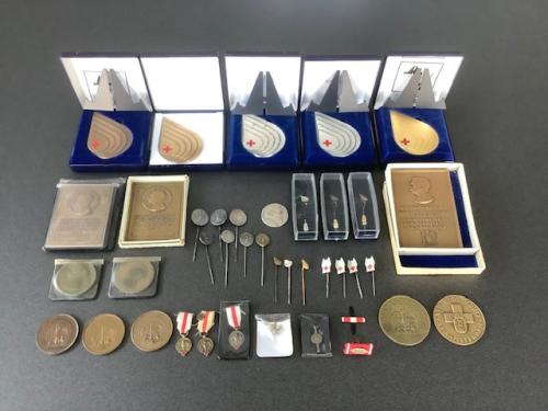 Collectie penningen etc. Het Nederlandsche Rode Kruis.