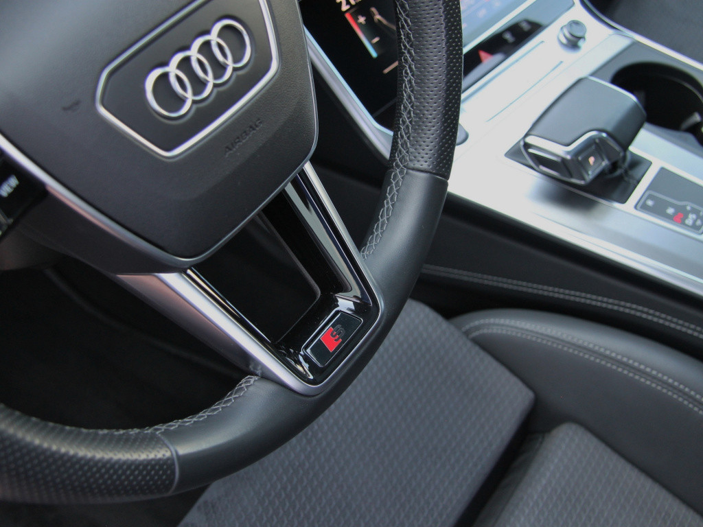 Audi A6 avant 55tfsi e hybrid 367pk quattro competition s-line | pano dak |