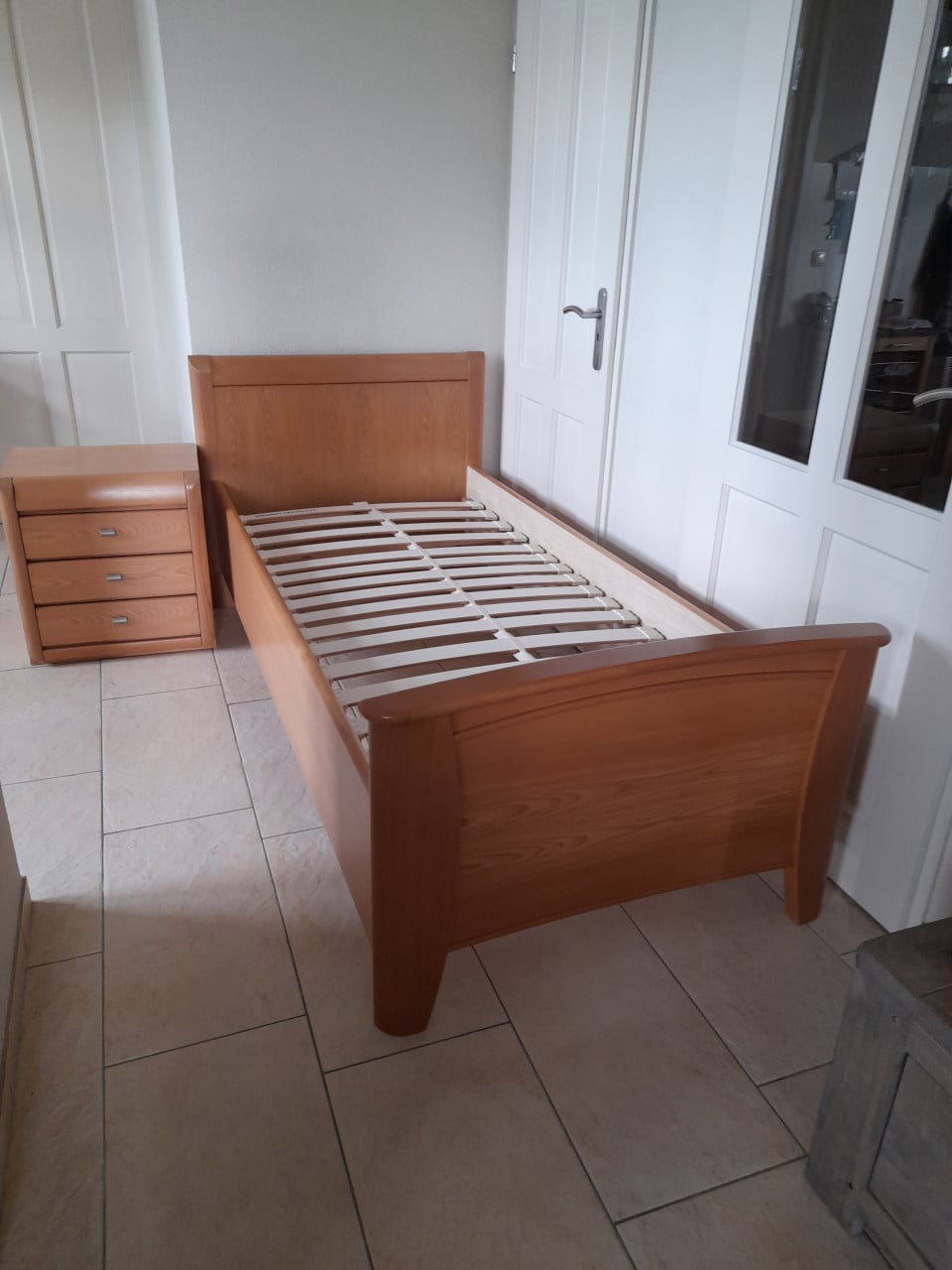 Senioren bed  met nachtkastje 90 x 200 (in goede nette staat )