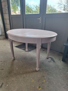 Ovale hardhouten tafel