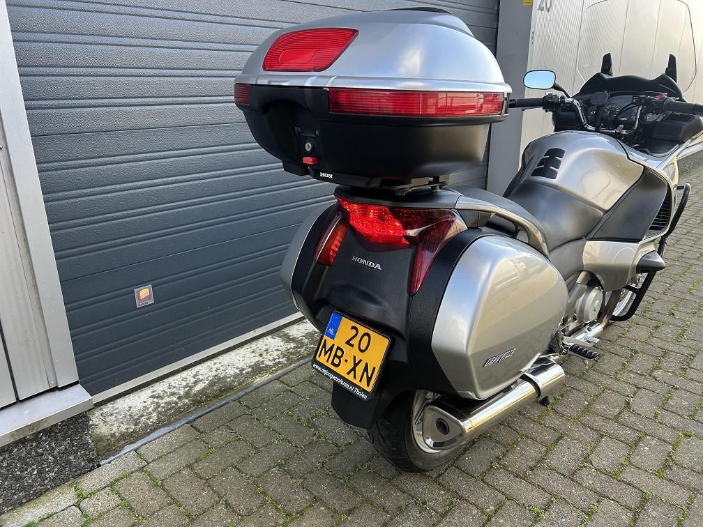 Honda NT700V Deauville uit 2010 met ABS, topkoffer, valbeugel, etc €3250,-