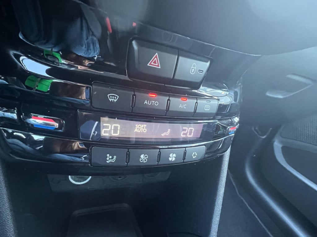 Peugeot 208 1.2 vti envy, navi, trekhaak enz...