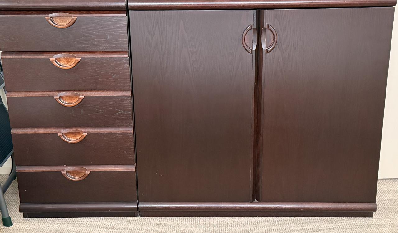 Massief kast en dress( dressoir bestaat uit 2 delen, naast elkaar op foto)