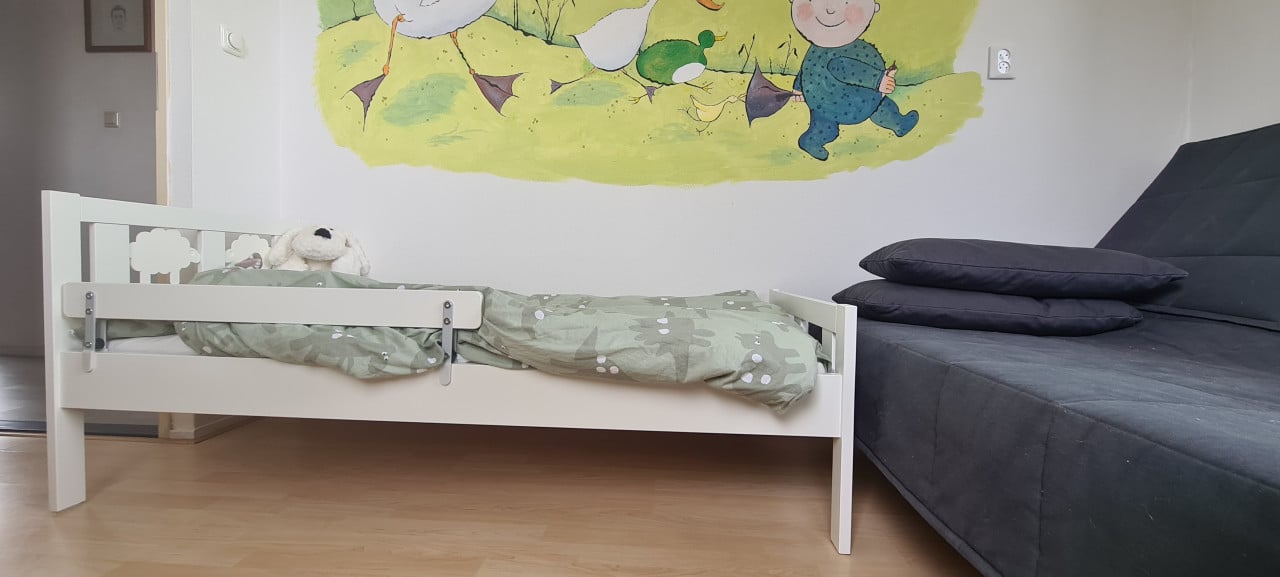 Peuterbed met matras en bedtextiel