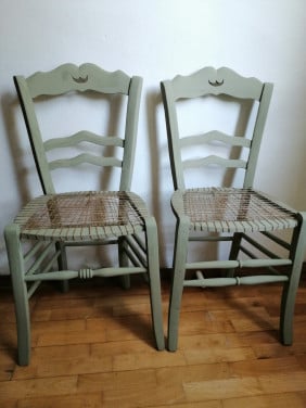 2 stoeltjes met een touwzitting