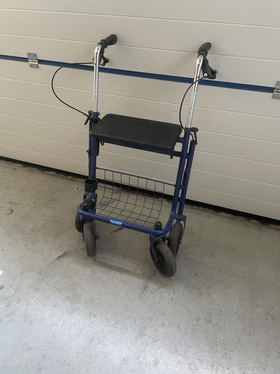 Te koop opvouwbare rollator met dienblad en mandje.
