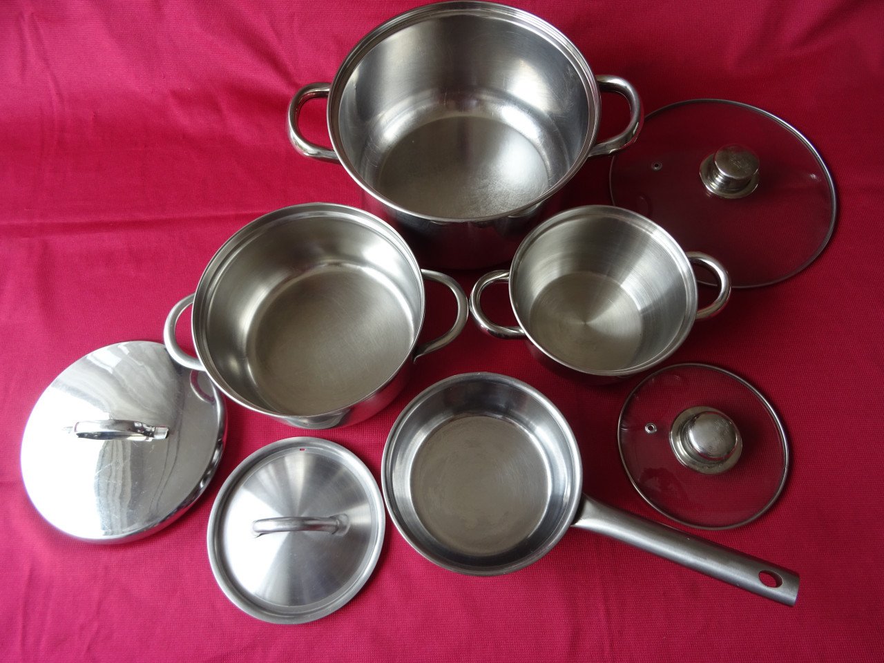 Kookpannen 24 cm, 19 cm, 15 cm, 15 cm.