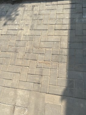Gratis: betonklinkers en wildverband tegels van beiden ongeveer 16m2