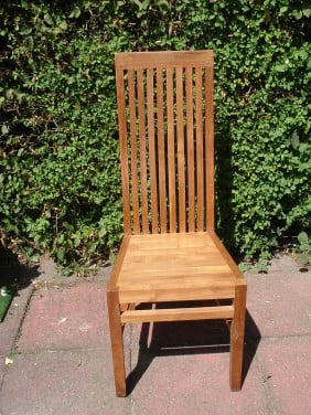 Vier hardhouten stoelen