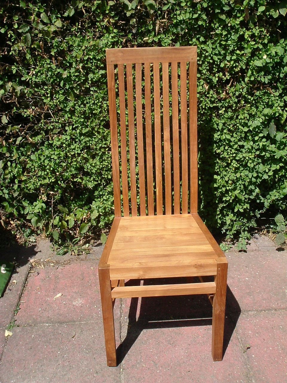 Vier hardhouten stoelen