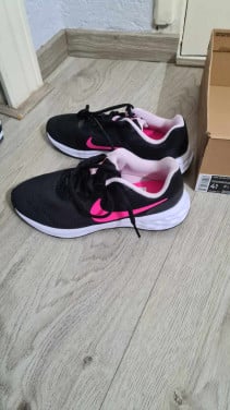 NIEUW-NIKE Revolution  meisjes sportschoenen 36,5 in doos
