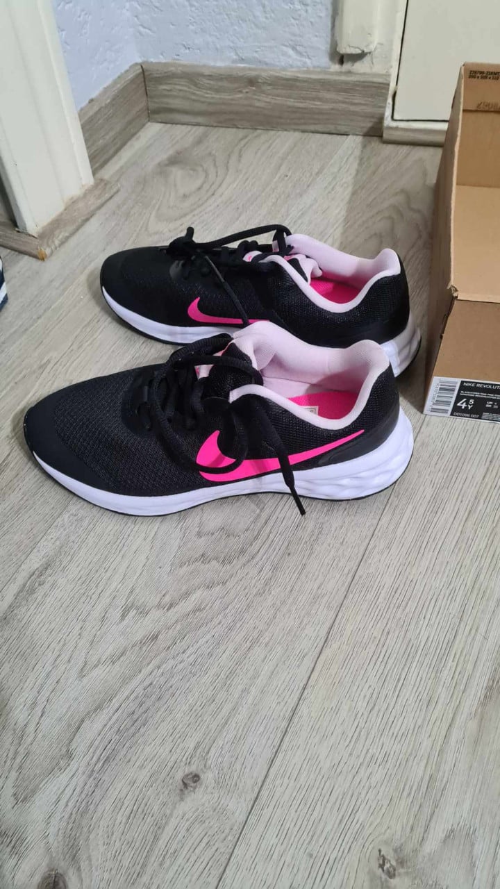 NIEUW-NIKE Revolution  meisjes sportschoenen 36,5 in doos