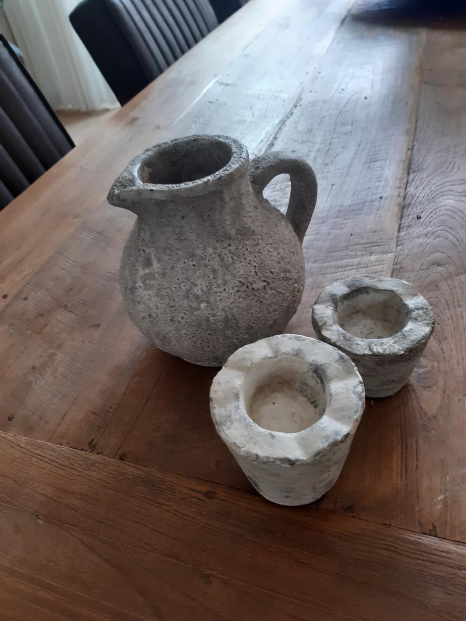Betonnen kannetje en twee waxinelichtjes
