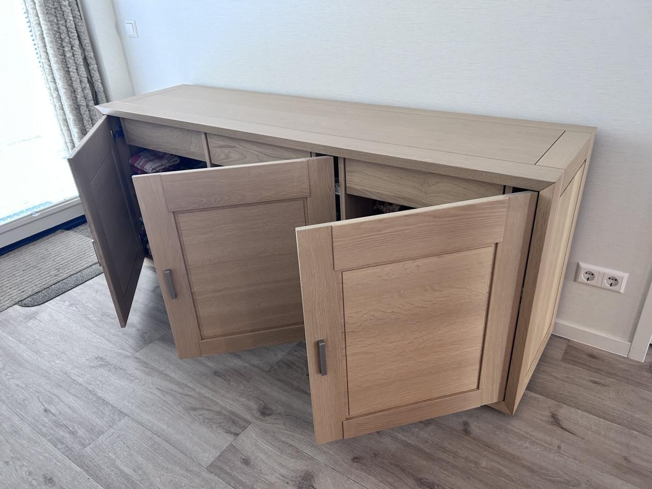Mooi dressoir, licht eiken, in goede staat.
