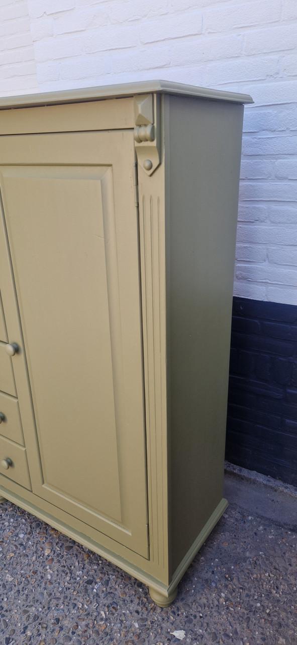 Leuke kast in trendy kleur