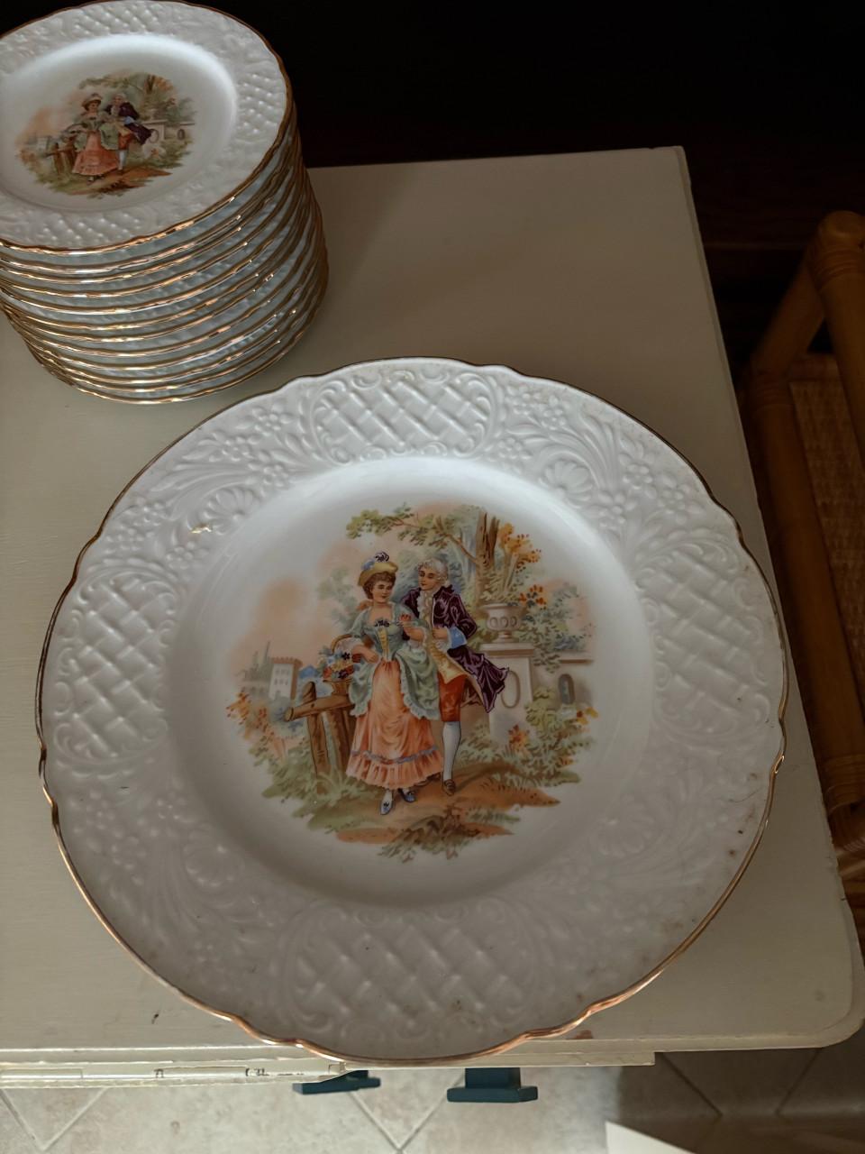 Mooie klassieke taartbordjes met taartschaal