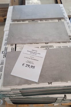 3030-310 ca 7,5 m² grijze betonlook tegels, 30x60 cm, van € 55,10/m² voor