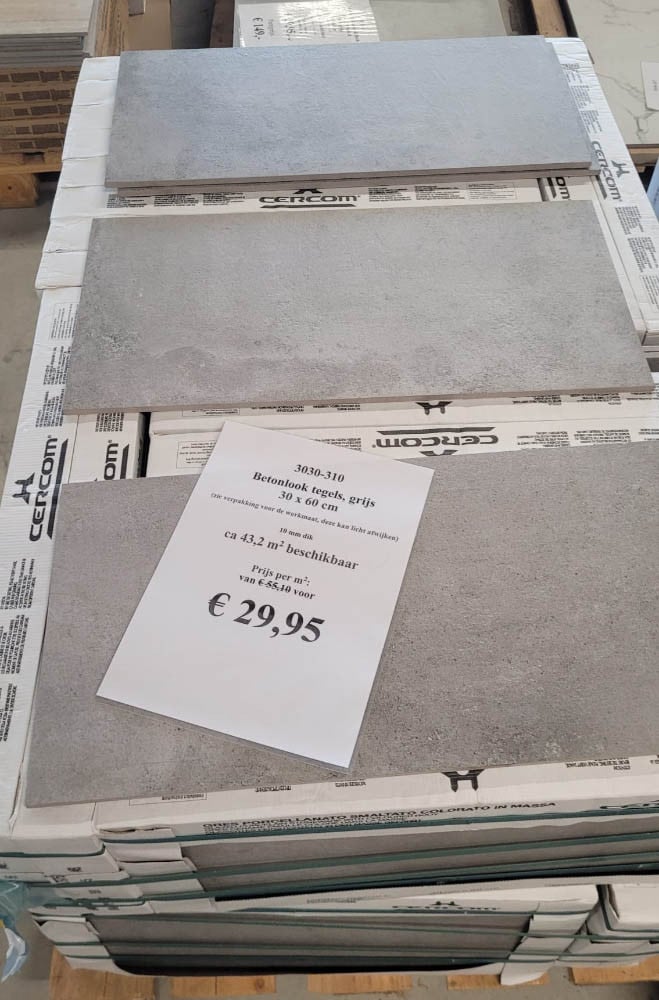 3030-310 ca 7,5 m² grijze betonlook tegels, 30x60 cm, van € 55,10/m² voor
