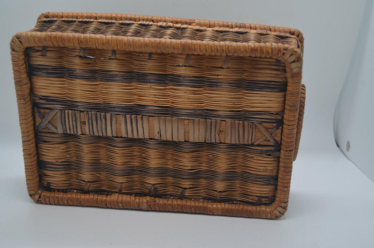 Antiek sleutelmandje, riet.