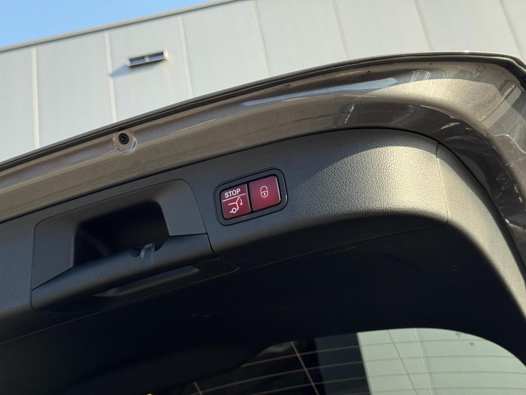 Mercedes-Benz Gla-klasse 180 amg line nl-auto, trekhaak afneembaar np. €60.