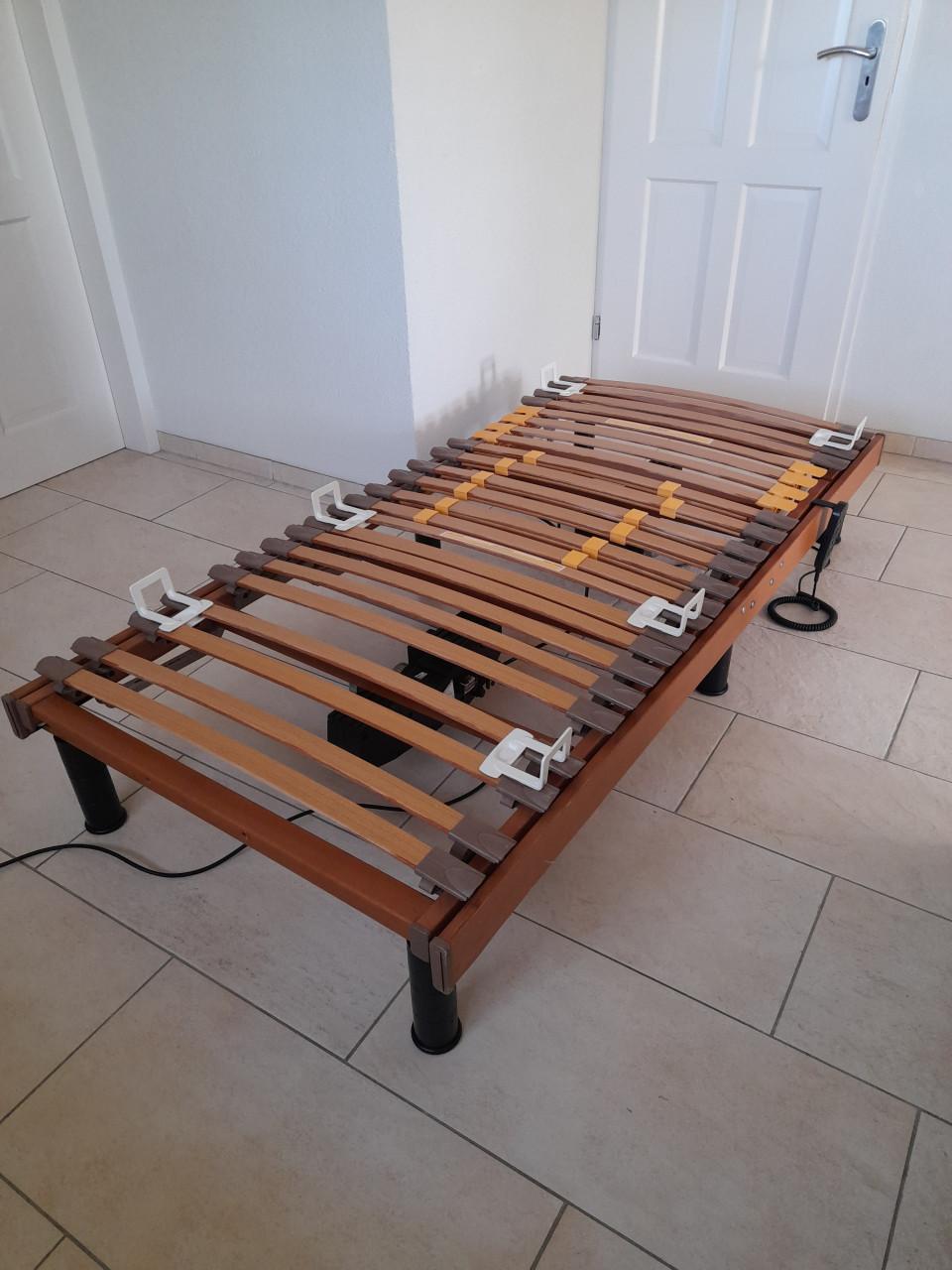 Electrische lattenbodem op poten 90 x 200 (in goede staat)