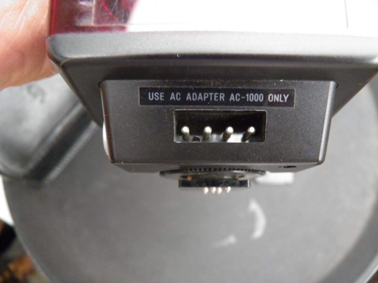 Flitser minolta 4000 af, werkt met 4 aa batterijen.