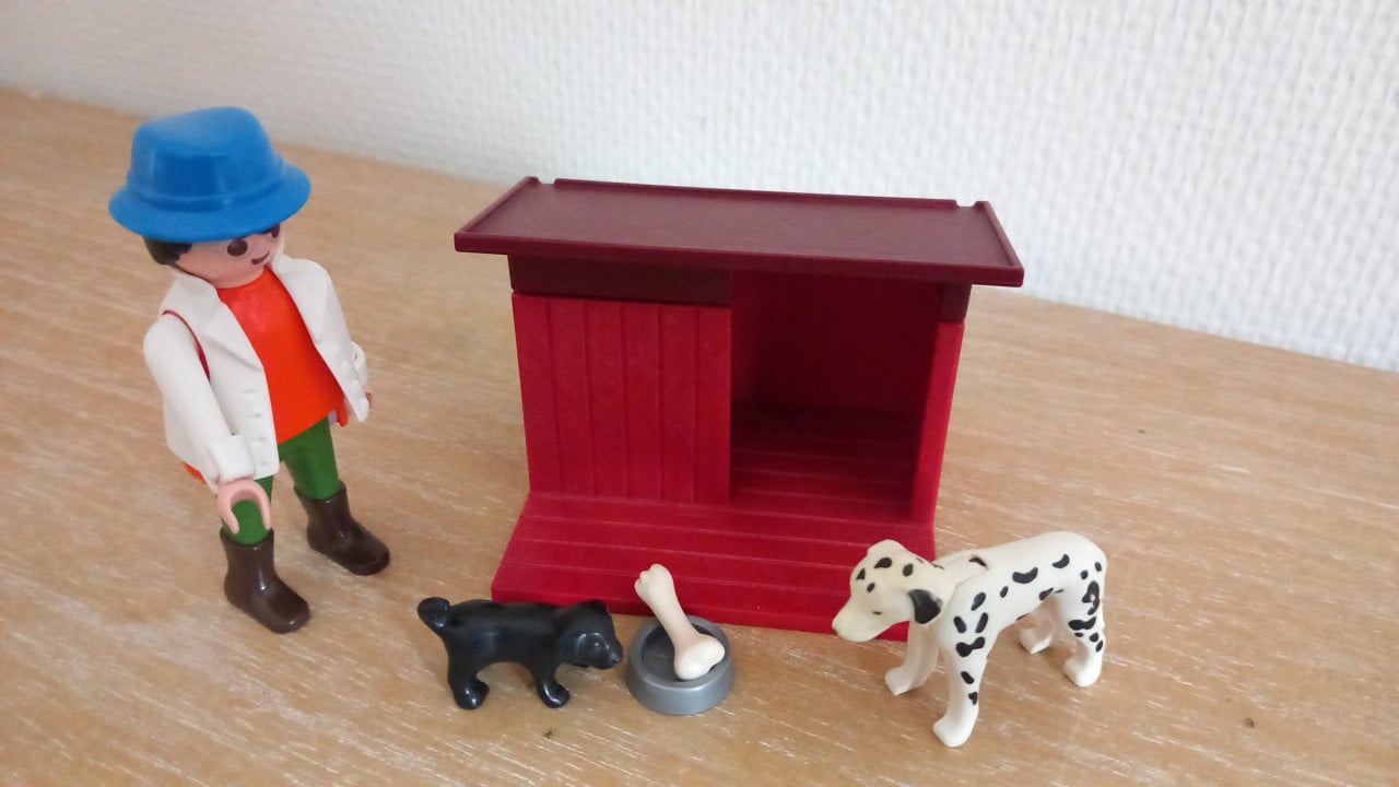 Playmobil hondenhok met hondjes,voer en baasje