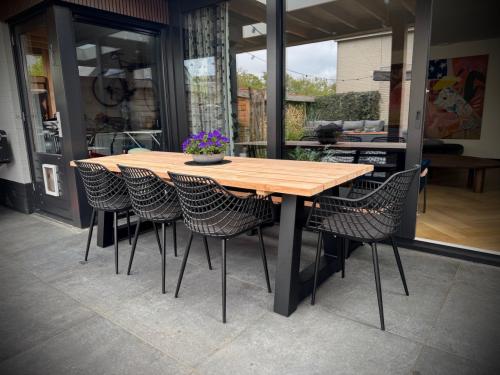 NIEUWE DOUGLAS TUINTAFEL 250/300 CM MET TRAPEZIUMPOTEN (gepoedercoat)