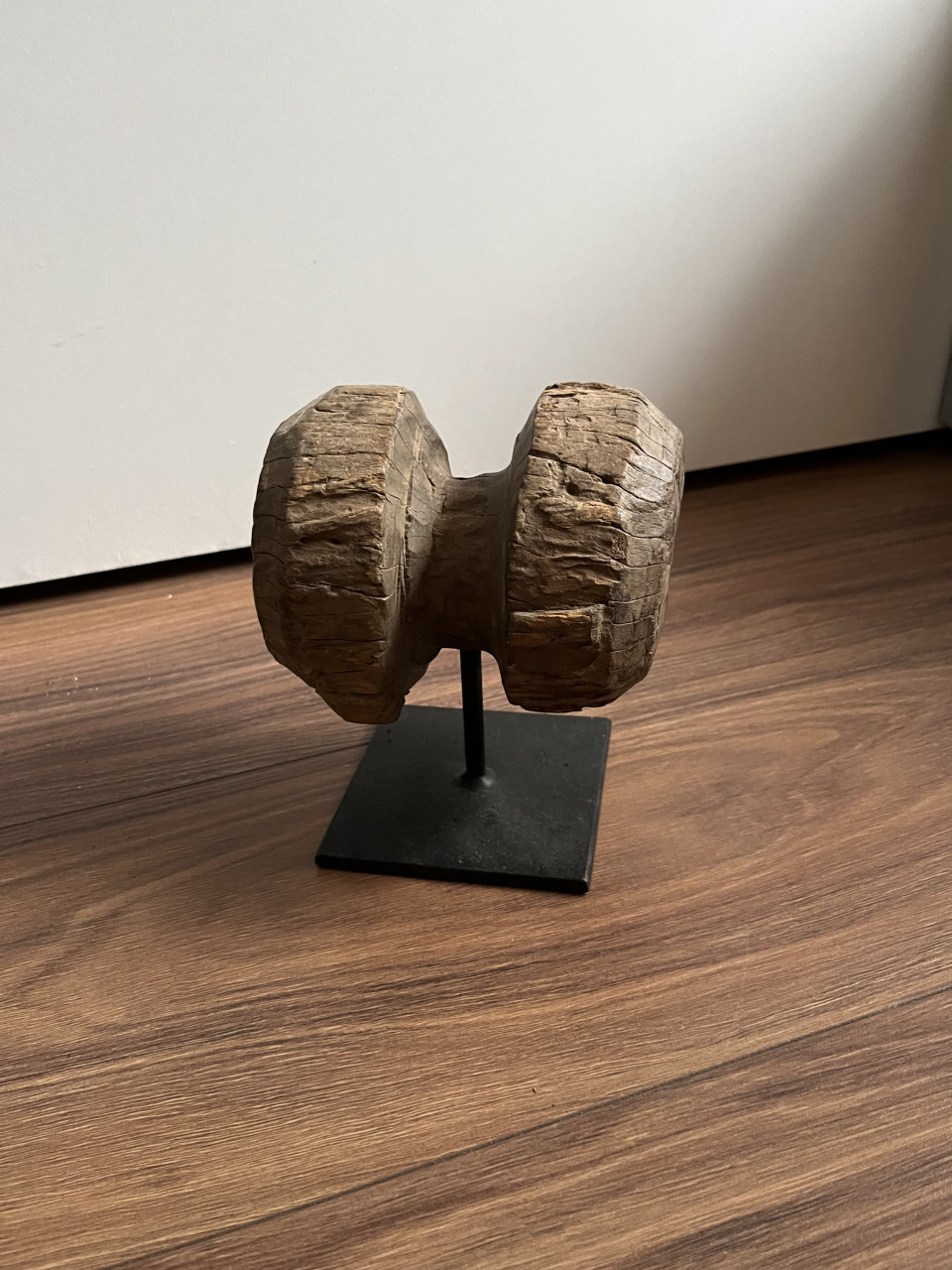 Klein ornament op standaard