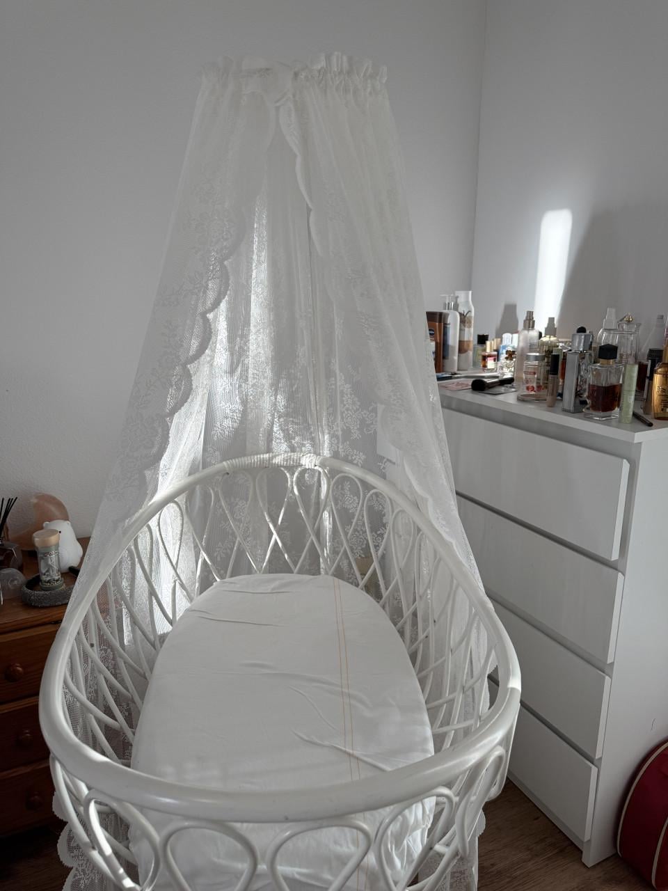 Mooie wieg met hemeltje te koop.