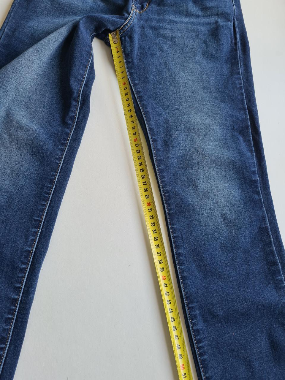 Mooie Levi's 711 Skinny jeans in een donkerblauwe wassing. W30 / L28