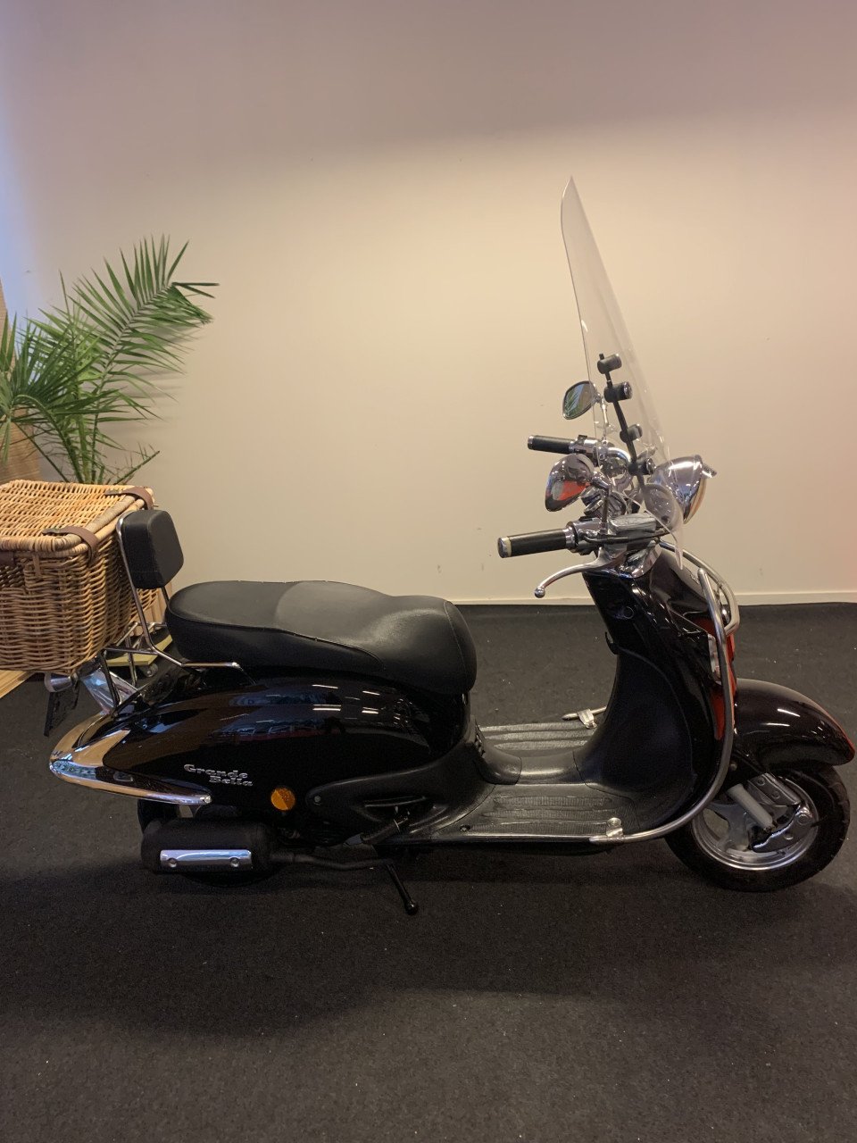 RETRO SCOOTER MET WINDSCHERM 25KM NU 595,= RIJKLAAR